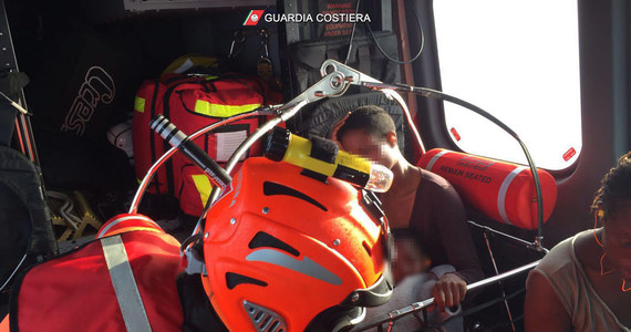 1800 ludzi, którzy próbowali przedostać się z Afryki do Włoch, podróżując na 16 statkach i pontonach, uratowano w kolejnym dniu akcji ratowniczej u wybrzeży Libii, prowadzonej przez włoską Straż Przybrzeżną i organizacje humanitarne - podają francuskie media.