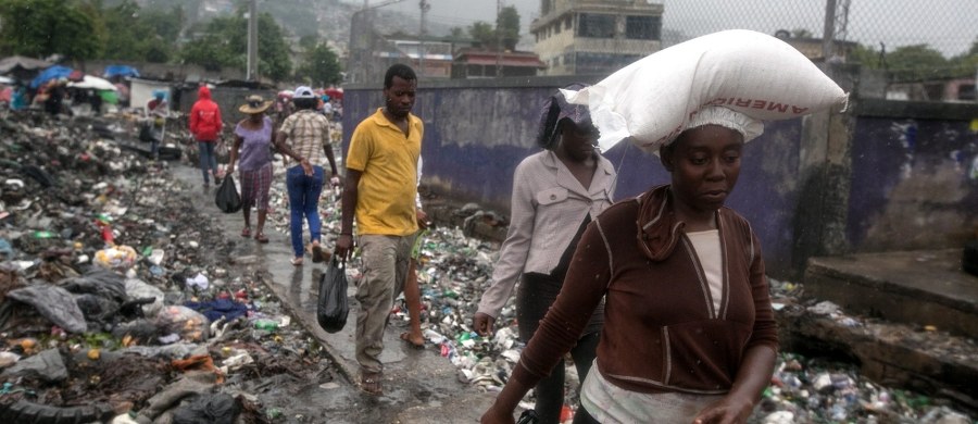 Na Haiti zabił już pięć osób, na Dominikanie cztery - Matthew, najpotężniejszy na Karaibach huragan od prawie dekady. Spustoszył miasta, zmusił też setki tysięcy ludzi do szukania schronienia. W nocy z wtorku na środę dotarł na Kubę. Huragan osiągnął czwartą kategorię w pięciostopniowej skali Saffira-Simpsona.