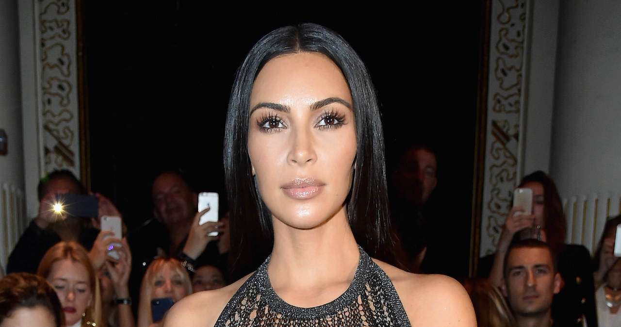 Kim Kardashian, królowa portali społecznościowych, jest obecnie w tsunami wiadomości na Twitterze, Facebooku i Instagramie. Piszą o niej wszystkie światowe media. Jedni wspierają ją po ataku w Paryżu i kradzieży biżuterii, inni... krytykują jej ekshibicjonizm.