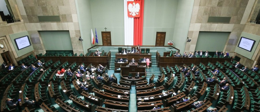 "Odstąpiliśmy od prac nad senackim projektem dotyczącym przerywania ciąży" - powiedział marszałek Senatu Stanisław Karczewski. "Musimy poczekać, jakie będą wyniki prac sejmowych w sprawie przepisów aborcyjnych" - poinformował.