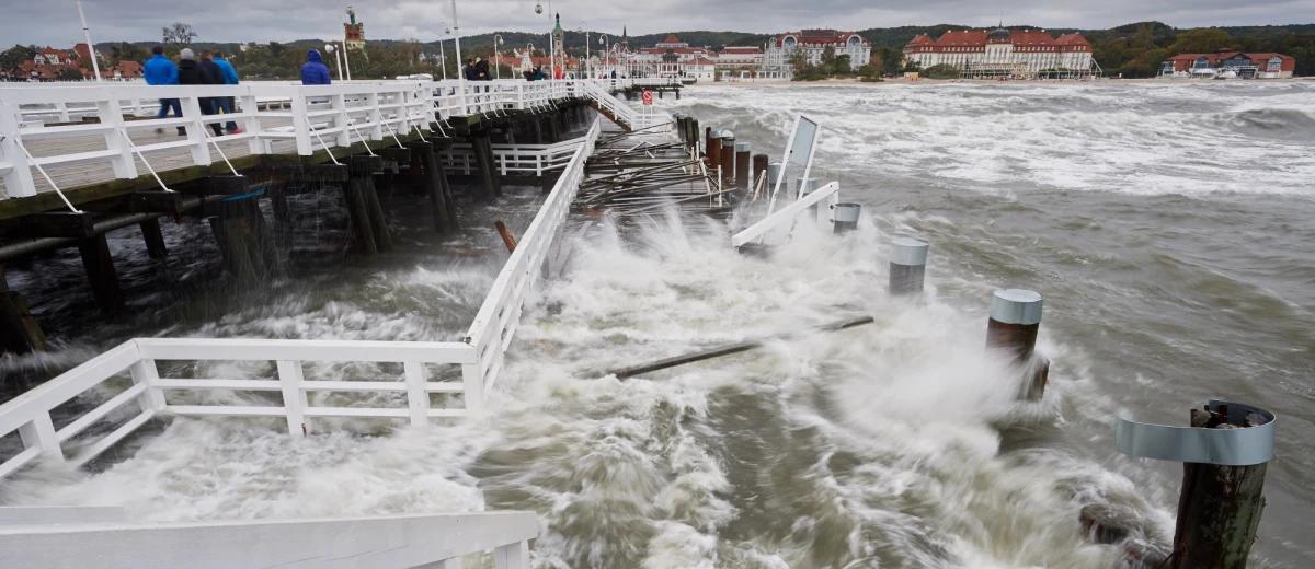 Do odwołania zamknięte jest sopockie molo. Chodzi o bezpieczeństwo spacerujących. Na Bałtyku szaleje sztorm, który ma ponad 11 w 12-stopniowej skali Beauforta. Fale na zatoce są już na tyle wysokie, że przelewają się nad głowicą molo. W Gdańsku z powodu wichury przewróciło się rusztowanie - zniszczonych jest 6 samochodów.