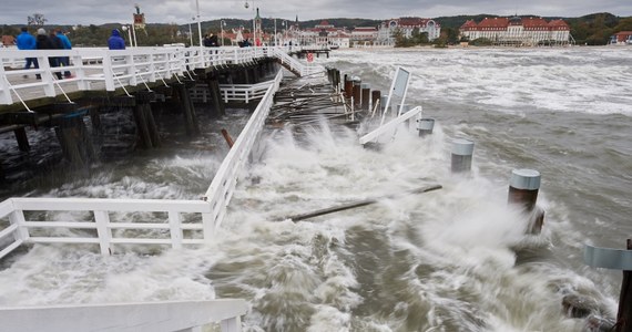 Do odwołania zamknięte jest sopockie molo. Chodzi o bezpieczeństwo spacerujących. Na Bałtyku szaleje sztorm, który ma ponad 11 w 12-stopniowej skali Beauforta. Fale na zatoce są już na tyle wysokie, że przelewają się nad głowicą molo. W Gdańsku z powodu wichury przewróciło się rusztowanie - zniszczonych jest 6 samochodów.