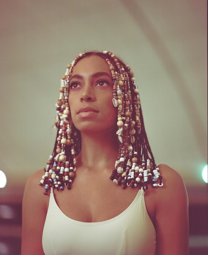 Solange Knowles poszła w ślady swojej starszej siostry Beyonce i też niespodziewanie wydała swoją płytę. Cyfrowej premierze "A Seat At The Table" towarzyszą dwa teledyski: "Don't Touch My Hair" i "Cranes In the Sky".