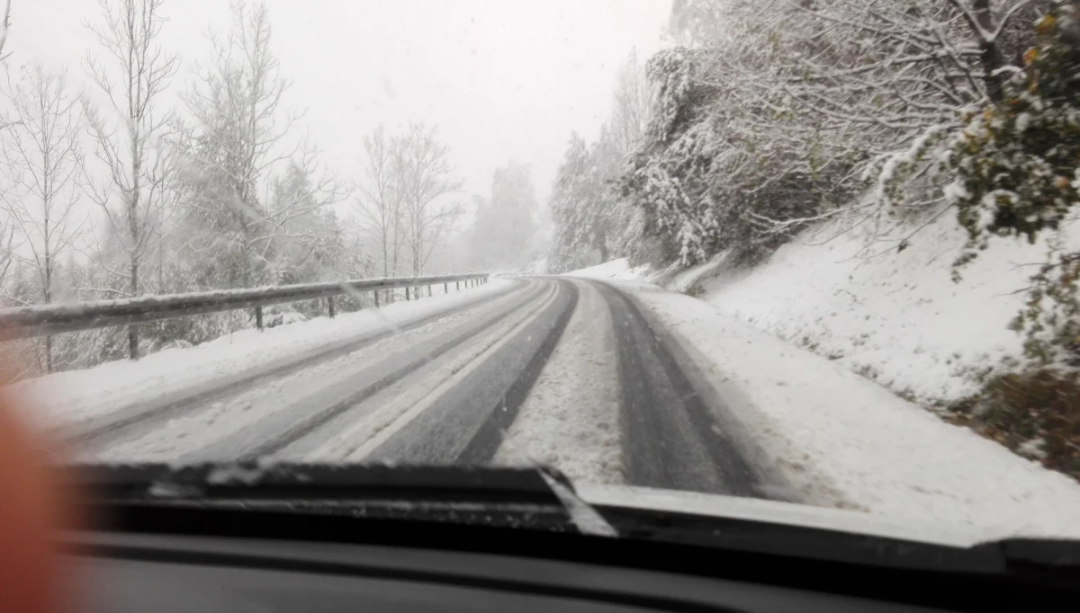 Trudne warunki na drogach Podhala. Choć jest dopiero październik, gdzieniegdzie śnieg już prószy. O problemach na drogach informujecie nas na Gorącą Linię RMF FM. 