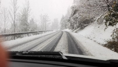 Śnieg na drogach. Trudne warunki na Podhalu