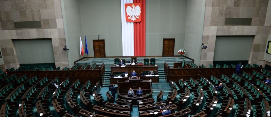 Sejm debatował o umowie o wolnym handlu z Kanadą (CETA), która ma być zawarta jeszcze w październiku. Za podpisaniem umowy przez polski rząd opowiedziały się PO i N. PiS stawia liczne warunki, zaś Kukiz'15 i PSL podkreślają zagrożenia związane z CETA. Głosowanie nad uchwałą odbędzie się w w czwartek rano - wieczorem sejmowa komisja opowiedziała się za wpisaniem do uchwały, że Sejm będzie ratyfikował CETA większością 2/3 głosów.