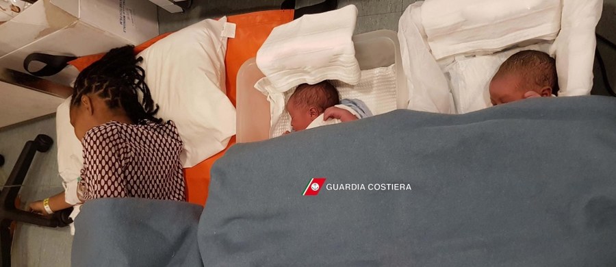 Ponad 4650 imigrantów uratowano we wtorek podczas ponad 30 operacji ratunkowych u wybrzeży Libii. Wśród uratowanych była matka z dwójką noworodków. Zdjęcia maluchów opublikowała włoska straż przybrzeżna. 