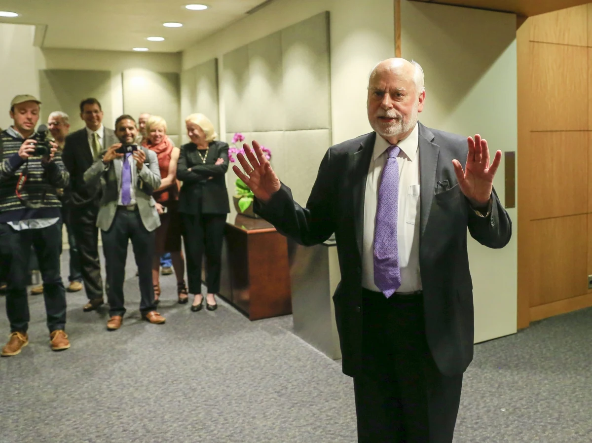 Pojedyncze maszyny molekularne niewiele mogą zrobić, co innego jeśli pokryjemy nimi większą powierzchnię, sprawimy, że będą działały wspólnie, ich siła może tkwić w jedności - mówi RMF FM prof. Robert Hołyst z Instytutu Chemii Fizycznej Polskiej Akademii Nauk. Naukowcy z IChF PAN jako jedni z pierwszych badali wydajność molekularnych maszyn i przekonali się, że jest znacznie mniejsza od oczekiwanej. Tegoroczna nagroda Nobla w dziedzinie chemii przypadła naukowcom, którzy stworzyli podstawy budowy takich maszyn, Francuzowi Jean-Pierre Sauvage'owi, Brytyjczykowi Fraserowi Stoddartowi i Holendrowi Bernardowi Ferindze.