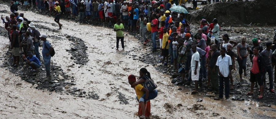 Według nowego bilansu huragan Matthew, który przez ostatnie 7 dni pustoszył Karaiby, spowodował co najmniej 26 ofiar śmiertelnych. Po przejściu nad Haiti, Dominikaną i wschodnią częścią Kuby, huragan osiągnął w środę południowe Bahamy i zmierza w kierunku Florydy.