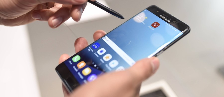 Z telefonu zastępczego, który amerykański konsument otrzymał w zamian za posiadanego wcześniej Samsunga Note 7, zaczął wydobywać się dym. Do zdarzenia doszło na pokładzie samolotu pasażerskiego Southwest Airlines, który leciał z Baltimore do Louisville w stanie Kentucky w Stanach Zjednoczonych. Lot został opóźniony, zarządzono ewakuację wszystkich pasażerów.