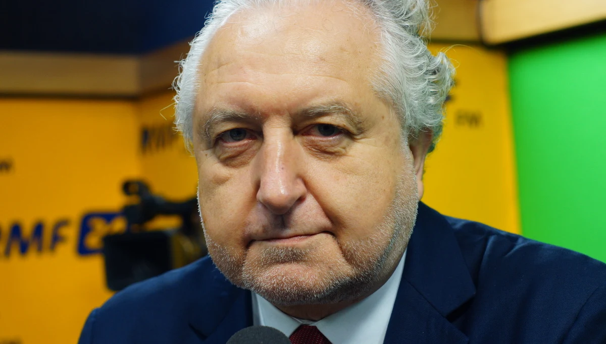 "Są to wyłącznie insynuacje" – powiedział w Porannej Rozmowie RMF FM Prezes Trybunału Konstytucyjnego Andrzej Rzepliński odpowiadając na zarzut, że jest liderem opozycji. "Prezes TK to nie jest prezes spółki akcyjnej, ma ten sam mandat co pozostali" - stwierdził. Według polityków PiS Zgromadzenie Ogólne Sędziów zignoruje zapisy nowej ustawy o TK i będzie się kierowało wewnętrznym regulaminem. "Sędziowie potrafią liczyć do trzech, do dwóch, wiedzą co znaczy liczba jeden" - skomentował tę sprawę rozmówca Roberta Mazurka. W jaki sposób wybrany zostanie jego następca? "I don’t know" - enigmatycznie odpowiedział sędzia. Uznał też, że nie ma mowy o upolitycznieniu TK. "Ja jestem po prostu sędzią i prezesem" - stwierdził, dodając, że nie jest liderem opozycji. "Co ja mam wspólnego z KOD-em i ich demonstracjami?"- pytał retorycznie na antenie RMF FM.