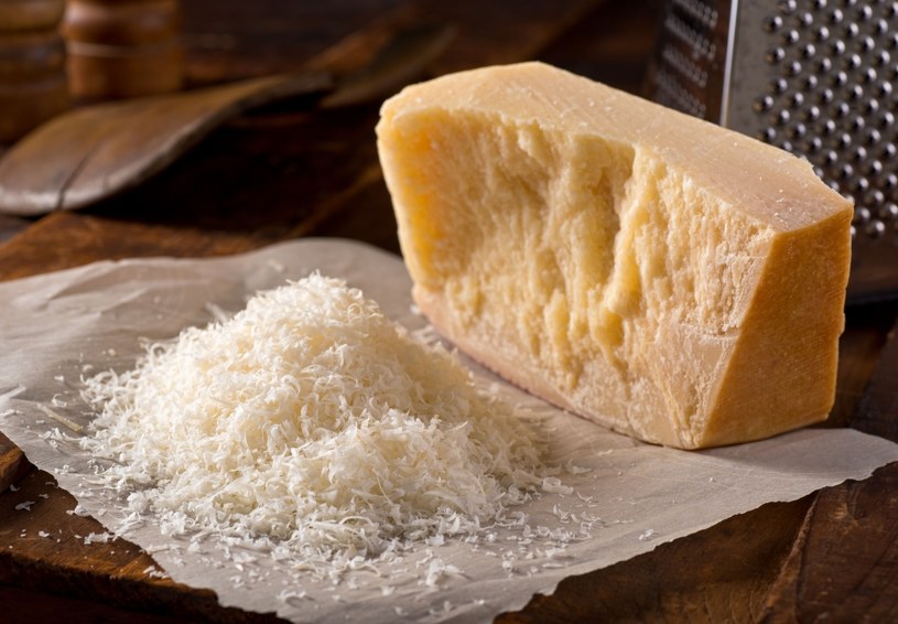 Jak sprawdzić, czy kupiony przez nas ser jest prawdziwy? Nie da się, ale włoscy producenci mają zamiar to zmienić - będą walczyć z fałszerzami za pomocą maleńkich mikroczipów. 