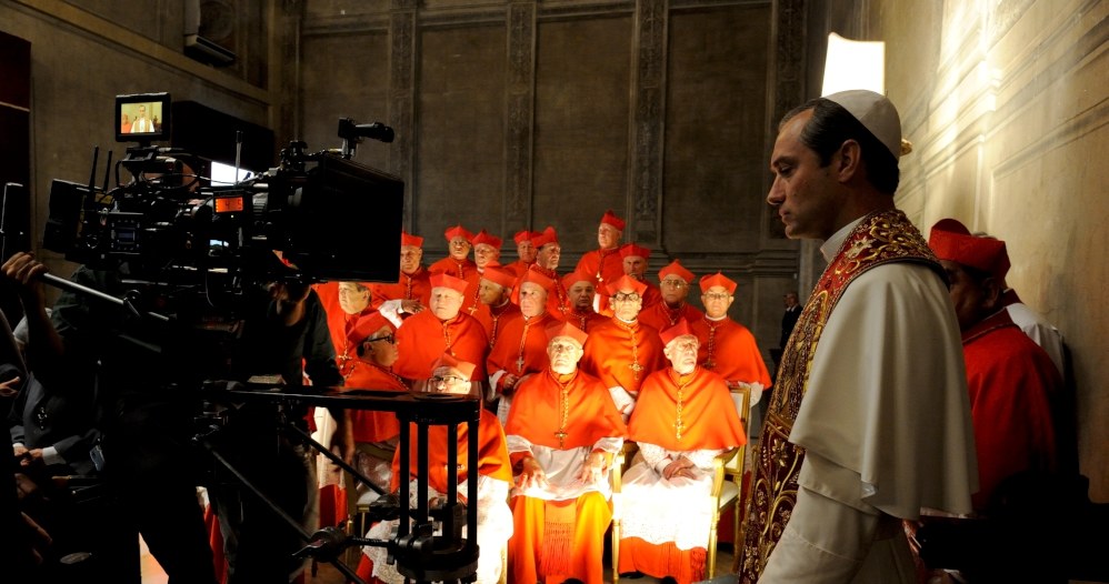 ​W piątek, 28 października, w HBO i HBO GO odbędzie się premiera nowego serialu "Młody papież" (The Young Pope) w reżyserii laureata Oscara Paolo Sorrentino. W główną rolę - postać Piusa XIII, pierwszego amerykańskiego papieża w historii Kościoła, wciela się Jude Law. 