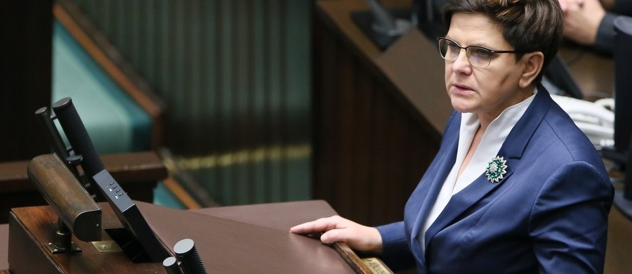 Wprowadzenie od 1 stycznia 2017 roku programu wsparcia dla rodzin wychowujących niepełnosprawne dzieci, zabezpieczenie na ten cel środków w przyszłorocznym budżecie i przeprowadzenie akcji promującej ochronę życia - takie trzy zobowiązania rządu przedstawiła w Sejmie Beata Szydło. Premier wystąpiła tuż przed głosowaniem ws. obywatelskiego projektu zaostrzającego przepisy aborcyjne. Projekt, zakładający m.in. całkowity zakaz i penalizację przerywania ciąży, został odrzucony głosami 352 posłów.