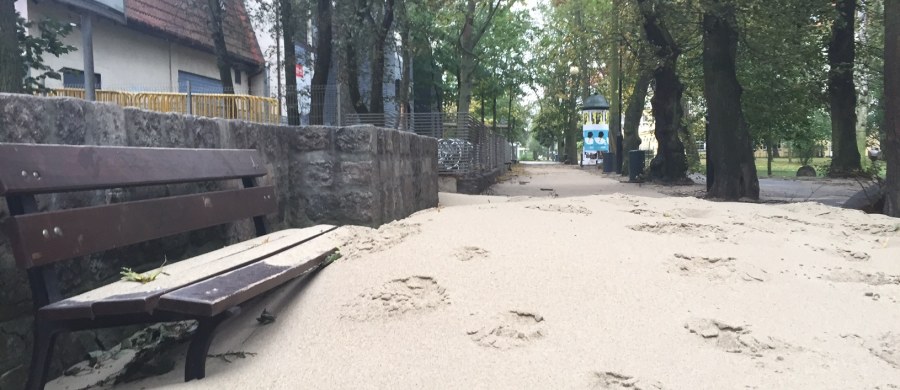 Sopockie molo, które było zamknięte z powodu sztormu, znów jest dostępne dla spacerowiczów. Wciąż zamknięte pozostają molo w Gdańsku-Brzeźnie i fragmenty Długiego Pobrzeża w Gdańsku. Z kolei w parku nadmorskim w Sopocie aleje i uliczki przykryła gruba warstwa piasku. Przywiał go silny wiatr od morza. 
