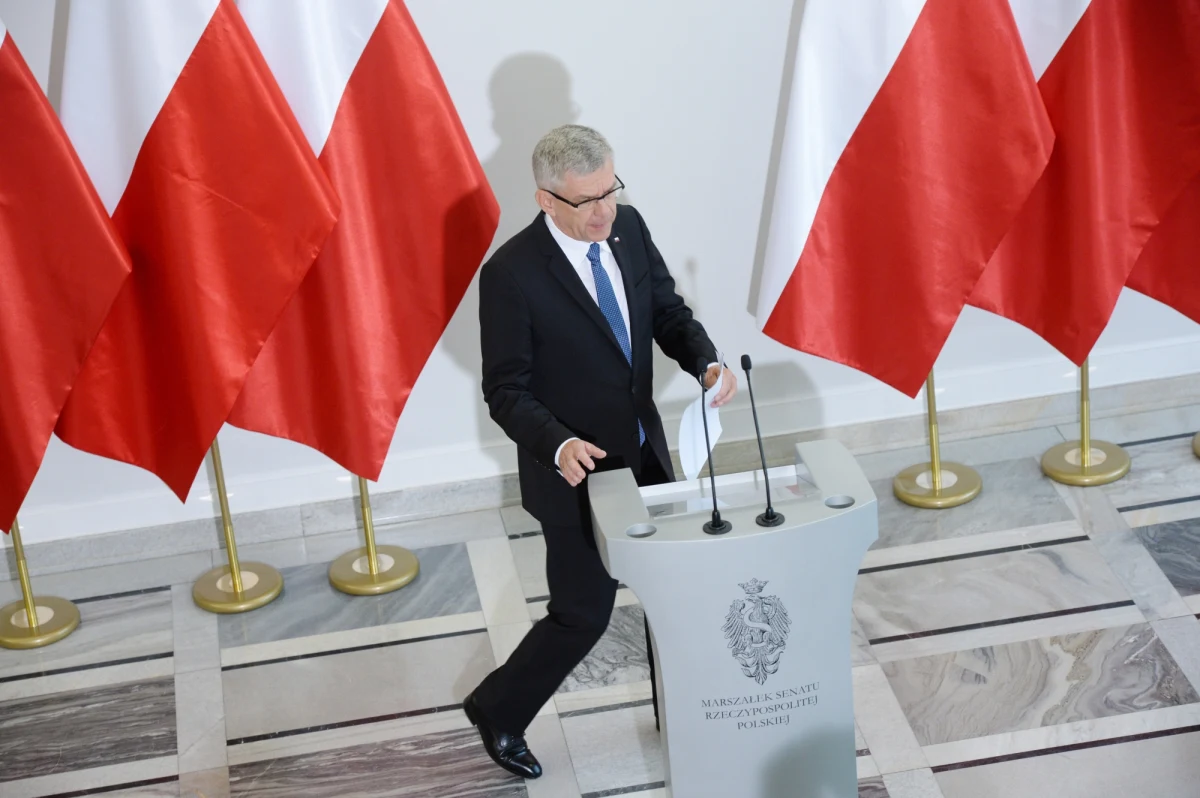 Senatorowie PiS zawieszają prace nad projektem ustawy, która miała zaostrzyć przepisy dotyczące aborcji. "Będziemy się zastanawiać, co z tym projektem zrobić" - zapowiada marszałek Senatu Stanisław Karczewski. "Potrzebna jest zmiana mentalna, jeśli chodzi o aborcję; społeczeństwo musi wiedzieć, co to jest aborcja i na czym polega" - dodał. Zapowiedział przeprowadzenie "akcji uświadamiającej" na ten temat.