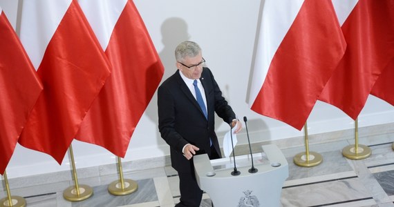 Senatorowie PiS zawieszają prace nad projektem ustawy, która miała zaostrzyć przepisy dotyczące aborcji. "Będziemy się zastanawiać, co z tym projektem zrobić" - zapowiada marszałek Senatu Stanisław Karczewski. "Potrzebna jest zmiana mentalna, jeśli chodzi o aborcję; społeczeństwo musi wiedzieć, co to jest aborcja i na czym polega" - dodał. Zapowiedział przeprowadzenie "akcji uświadamiającej" na ten temat.