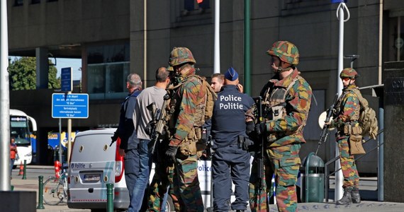 43-letni mężczyzna, który w środę zaatakował i ranił nożem dwóch policjantów w Brukseli, został w czwartek oskarżony o "próbę morderstwa w kontekście terrorystycznym" oraz o "udział w działaniach grupy terrorystycznej" - podała prokuratura federalna w Belgii.