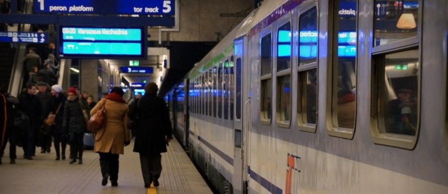 Ponad połowa maszynistów kolejowych w Polsce zbliża się do wieku emerytalnego. Przewoźnicy zgłaszają, że brak im około 2 tys. osób do kierowania pociągami. Bywa więc, że maszynistami muszą się dzielić - pisze "Gazeta Wyborcza".