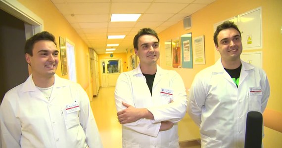 W szpitalu w Toruniu rozpoczęli lekarski staż bracia Rosa. Są jednojajowi trojaczkami. 