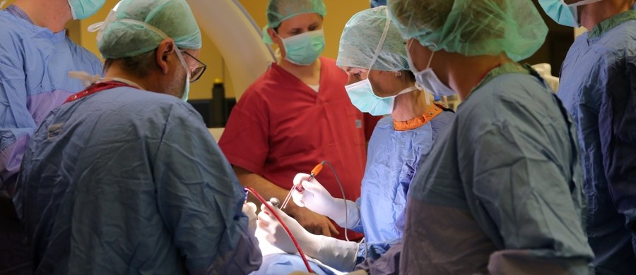 Stan zdrowia operowanych w lipcu pacjentów, którym w Uniwersyteckim Szpitalu Klinicznym w Olsztynie wszczepiono stymulatory, poprawił się. Stymulatory mają pomóc w poprawie jakości życia tym pacjentom, którzy po urazach mózgowo-czaszkowych zapadli w śpiączkę.