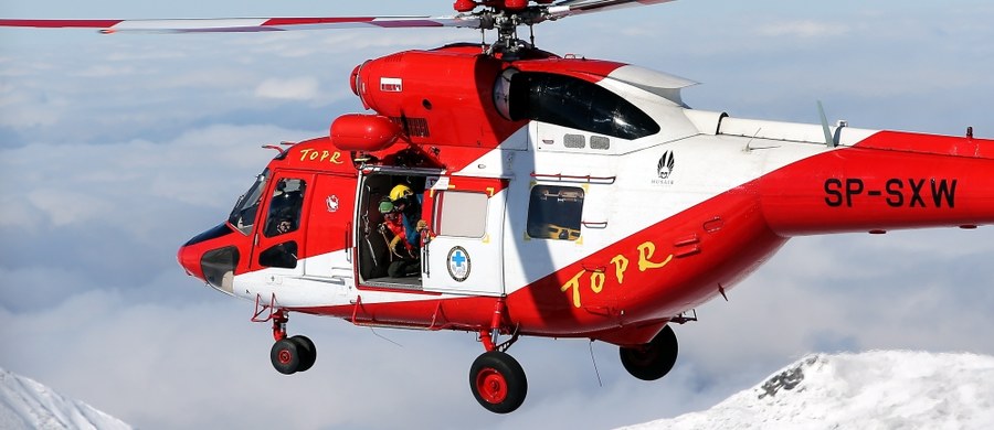 Tatrzańscy ratownicy wznowili poszukiwania 28-letniego biegacza, który we wtorek miał wyjść w góry i nie wrócił. Warunki pogodowe pozwoliły na użycie śmigłowca.