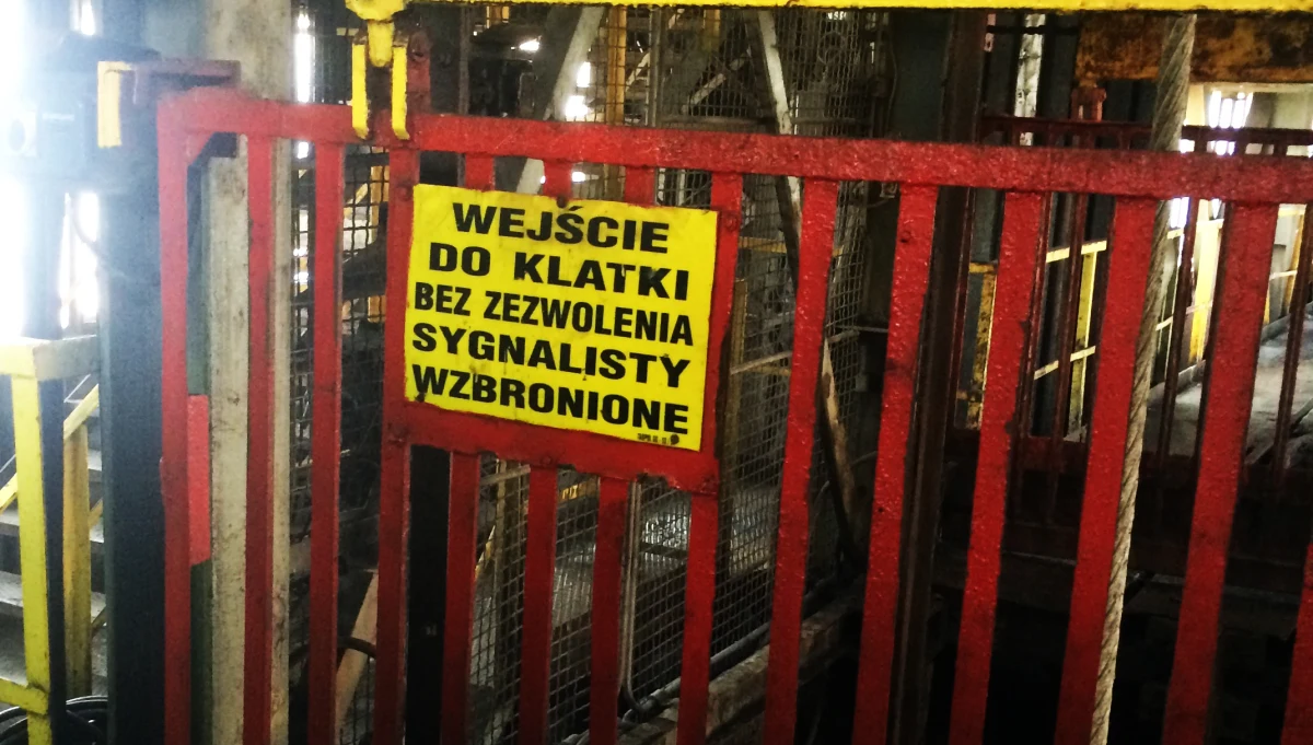 To są ostatnie godziny kopalni Kazimierz-Juliusz w Sosnowcu. Dziś wydobyto na powierzchnię zdemontowane płaskorzeźby orłów, które górnicy zrobili prawie 100 lat temu. Na powierzchnię wyciągnięto też figurę świętej Barbary - patronki górników. Kopalniane szyby będą teraz zasypane, a chodniki zalane. 