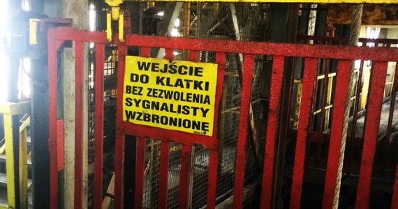To są ostatnie godziny kopalni Kazimierz-Juliusz w Sosnowcu. Dziś wydobyto na powierzchnię zdemontowane płaskorzeźby orłów, które górnicy zrobili prawie 100 lat temu. Na powierzchnię wyciągnięto też figurę świętej Barbary - patronki górników. Kopalniane szyby będą teraz zasypane, a chodniki zalane. 