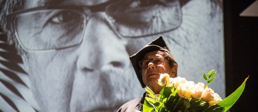 Wybitny aktor Janusz Gajos został uhonorowany tytułem doktora honoris causa Szkoły Filmowej w Łodzi. Uroczystość nadania tytułu połączona była z inauguracją roku akademickiego w tej jednej z najstarszych szkół filmowych na świecie.