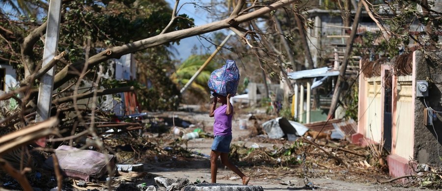 Rośnie liczba śmiertelnych ofiar huraganu Matthew. Tylko na Haiti żywioł zabił co najmniej 877 osób. Kilkadziesiąt tysięcy straciło dach nad głową. Huragan dotarł już do Wschodniego Wybrzeża USA, nad Florydę ściągnął deszcz i wichury. Zginęły tam co najmniej cztery osoby. Na szczęście teraz Matthew powoli słabnie.