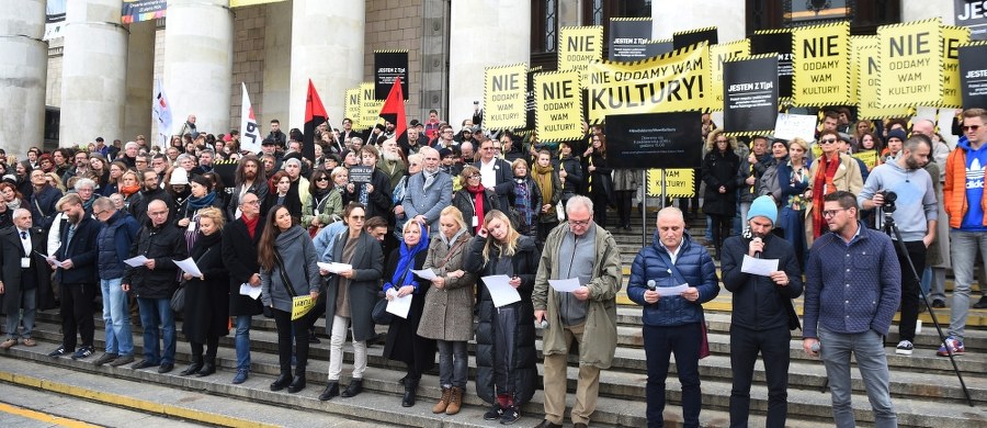 Nie oddamy wam kultury – skandowali w sobotę zebrani pod Pałacem Kultury. Artyści sprzeciwiali się ingerencji polityków w kulturę i aktualnej polityce kulturalnej. Na proteście zorganizowanym w czasie Kongresu Kultury obecni byli m.in. aktorzy Teatru Polskiego we Wrocławiu.