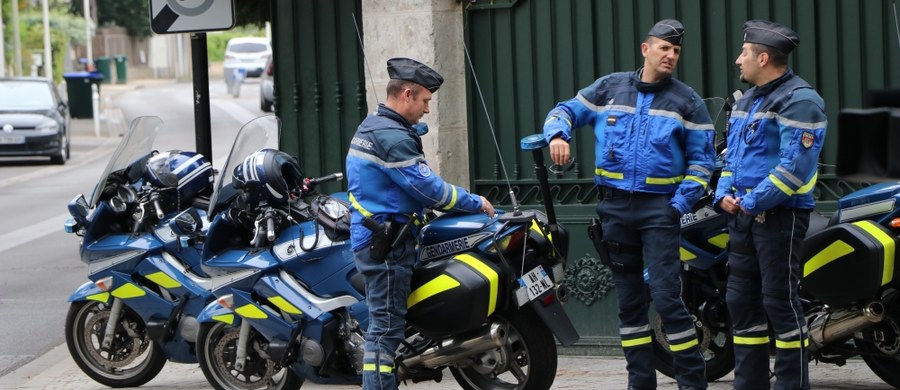 Belgijska policja przed ubiegłorocznymi zamachami w Paryżu miała kilkanaście okazji, by zdemaskować terrorystów - podał w sobotę belgijski dziennik "DeTijd", powołując się na fragmenty poufnego raportu tzw. Komitetu P nadzorującego pracę policji.