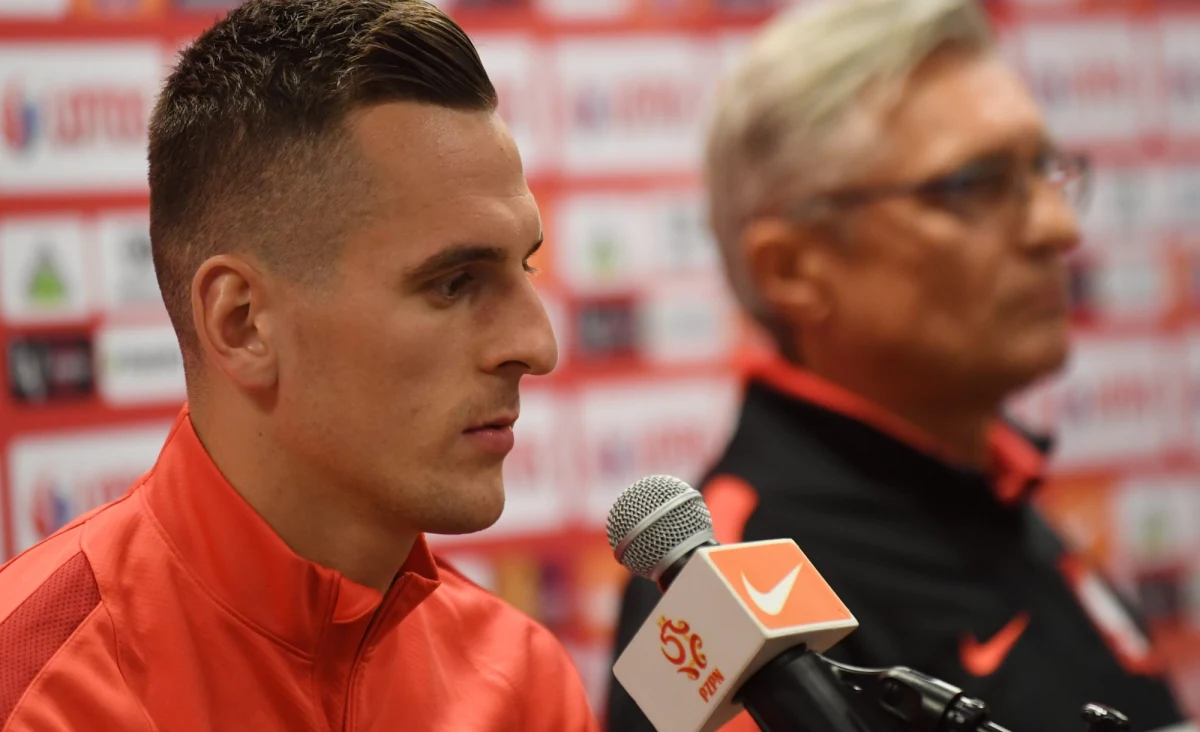 Fatalne wieści ze sztabu piłkarskiej reprezentacji Polski. Arkadiusz Milik doznał poważnej kontuzji kolana i czeka go kilkumiesięczna przerwa w grze. Napastnik nabawił się urazu w ostatnich minutach pierwszej połowy wczorajszego meczu z Danią w eliminacjach MŚ 2018.