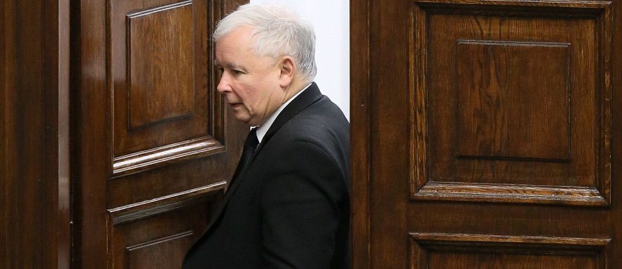 Prezes PiS Jarosław Kaczyński powiedział w wywiadzie dla dziennika „La Repubblica” i kilku europejskich gazet, że Unia Europejska stosuje „brutalny język” wobec Polski. „Kto nas atakuje, nie wygra. Polska pozostanie Polską”- podkreślił.
