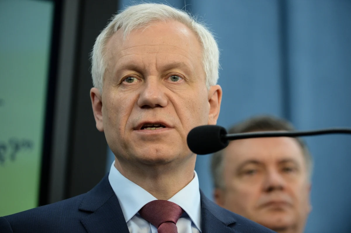 Marek Jurek, europoseł i prezes Prawicy Rzeczypospolitej w szczerej rozmowie z tygodnikiem „wSieci" opowiada o swoim politycznym domu, potrzebie ochrony życia poczętego i opcji zerowej, jako pomyśle na wyjście z kryzysu wokół TK.