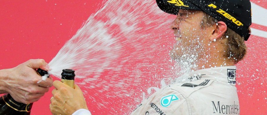 Lider klasyfikacji generalnej mistrzostw świata Niemiec Nico Rosberg z ekipy Mercedes GP wygrał w niedzielę wyścig Formuły 1 o Grand Prix Japonii na torze Suzuka, 17. rundę sezonu. Zespół Mercedesa zapewnił sobie trzeci z rzędu tytuł w rywalizacji konstruktorów. ​Drugie miejsce zajął Holender Max Verstappen (Red Bull) - strata 4,978 s, a trzecie Brytyjczyk Lewis Hamilton z Mercedesa GP - 5,776 s.
