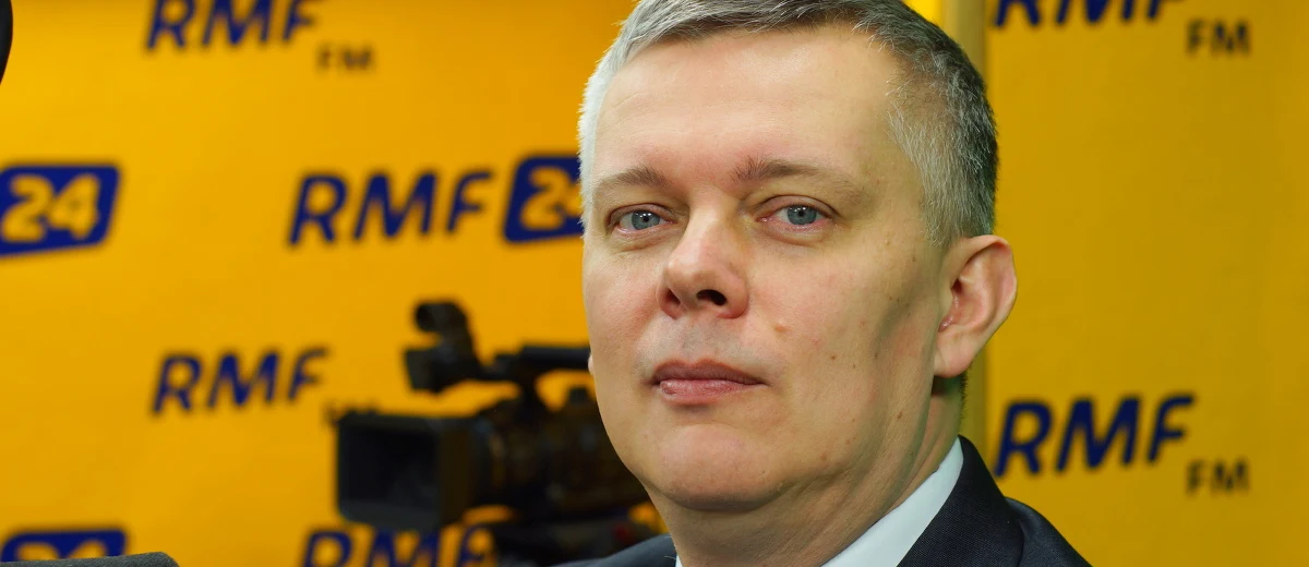 "Nie jest to dla mnie zaskoczenie. Antoni Macierewicz jeszcze w opozycji zapowiedział, że zrobi wszystko, żeby tego kontraktu nie było. Szkoda straconego roku i dziwię się, że w taki sposób to rozegrano" - mówi o zakończonych przez polskie władze negocjacjach ws. śmigłowców Caracal były szef MON Tomasz Siemoniak. "Nie znam szczegółów rozmów. Takie sprawy można załatwiać w taki sposób, że nie przynosi to odwoływania wizyt”" - dodaje gość Roberta Mazurka. "Moim zdaniem nie o offset poszło, tylko była to decyzja polityczna uwarunkowana z jednej strony wcześniejszą zapowiedzią, a z drugiej pieniędzmi. To jest 13,5 mld zł. Jestem przekonany, że nigdy taka kwota nie zostanie przez PiS na śmigłowce wydana" - podkreśla Siemoniak. Rozmówca Roberta Mazurka mówił też o sondażach wskazujących Rafała Trzaskowskiego na ewentualnego zastępcę Hanny Gronkiewicz-Waltz. „Bronimy prezydent Warszawy, ale patrzymy też, kto będzie mocnym kandydatem w stolicy” - powiedział wiceprzewodniczący Platformy Obywatelskiej.