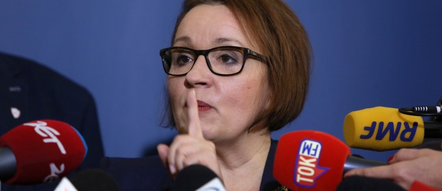 Czy likwidacja gimnazjów jest zagrożona? - pyta "Fakt". Projekt ustawy, który przygotowany został przez Annę Zalewską - szefową Ministerstwa Edukacji Narodowej - skrytykowali nawet inni ministrowie. Zalewska musi go teraz poprawić - czytamy w dzienniku. 