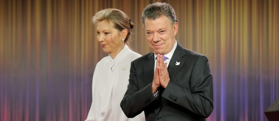 Prezydent Kolumbii Juan Manuel Santos, laureat tegorocznej Pokojowej Nagrody Nobla, zapowiedział, że pieniądze z tej nagrody - ponad 900 tys. dolarów - przekaże ofiarom wojny domowej w swoim kraju. "Pokojowa Nagroda Nobla należy do Kolumbijczyków, przede wszystkich do tych, którzy ucierpieli w wyniku wojny" - napisał na Twitterze Santos.