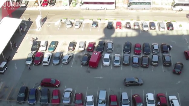 Pewien facet stał na dachu i filmował parkingowe manewry kierowców. Nie mógł uwierzyć, jak cała masa samochodów zahaczała o inne pojazdy lub parkowała po przekątnej.