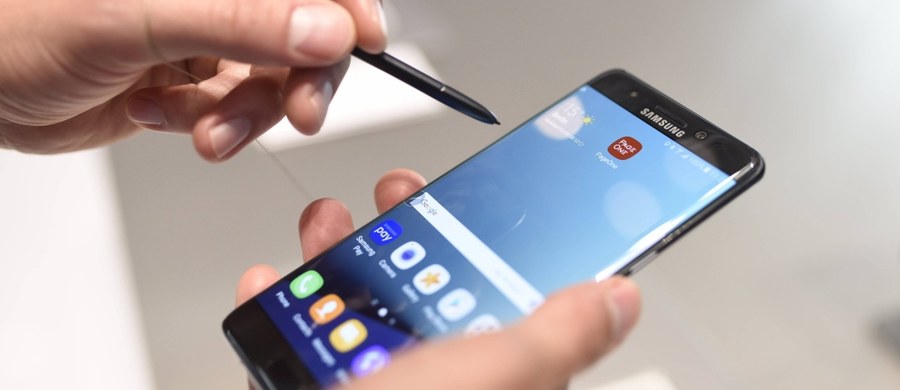 ​Południowokoreański koncern Samsung zawiesił tymczasowo produkcję swojego nowego smartfona Galaxy Note 7. Urządzenie posiada defekt, który może doprowadzić do samozapłonu. Informację o zaprzestaniu produkcji przekazały Reuters oraz południowokoreańska agencja Yonhap, powołując się na anonimowe źródło. Samsung w rozmowie z BBC powiedział, że nie potwierdza, ani nie zaprzecza przekazanych przez źródło informacji.