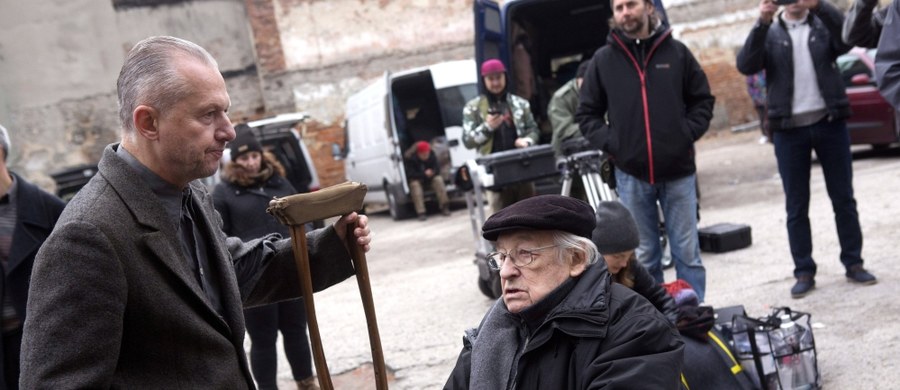 Andrzej Wajda nie żyje. Odszedł w wieku 90 lat w niedzielę wieczorem. Twórczość wybitnego reżysera wspominał w dzisiejszej porannej rozmowie w RMF Classic socjolog i historyk idei prof. Paweł Śpiewak. "Najważniejszą sprawą w twórczości Wajdy był problem naszego dziedzictwa romantycznego, które mieści się w pytaniu - bić się czy nie bić? Jaka jest pozycja Polski wobec innych krajów? Jaka jest pozycja Polski wobec siebie samej" - wspominał prof. Śpiewak. Gość Tomasza Skorego w "Daniu do Myślenia" mówił też, że to, co charakterystyczne w twórczości Wajdy, to "brak miejsca na nacjonalistyczne schematy i na uproszczone podziały na dobrych i gorszych Polaków". 