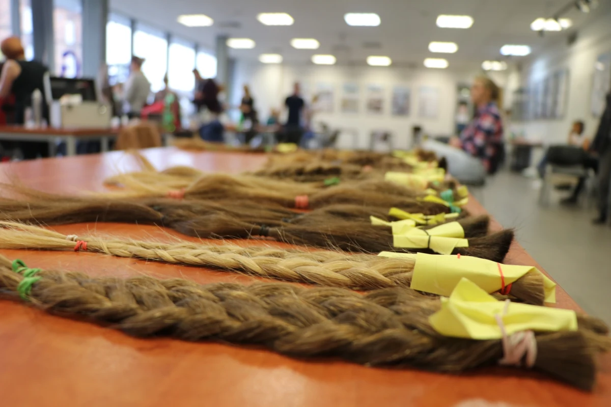 Politechnika Krakowska zamieniła się w salon fryzjerski. Kilkadziesiąt kobiet postanowiło ściąć włosy w ramach akcji „O włos od pomocy”. O ich nową fryzurę zadbają styliści.