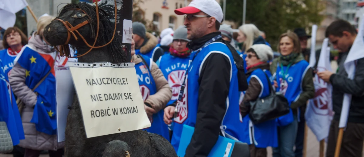 Minister edukacji uspokaja protestujących nauczycieli. "Jestem z Wami" - zapewnia Anna Zalewska i obiecuje, że żaden nauczyciel nie straci pracy po likwidacji gimnazjów. Jednocześnie zapowiada, że lada dzień przedstawi skład specjalnego zespołu, który ma się zająć między innymi podwyżkami dla nauczycieli. W 17 miastach Polski odbyły się w poniedziałek manifestacje nauczycieli przed urzędami wojewódzkimi. 