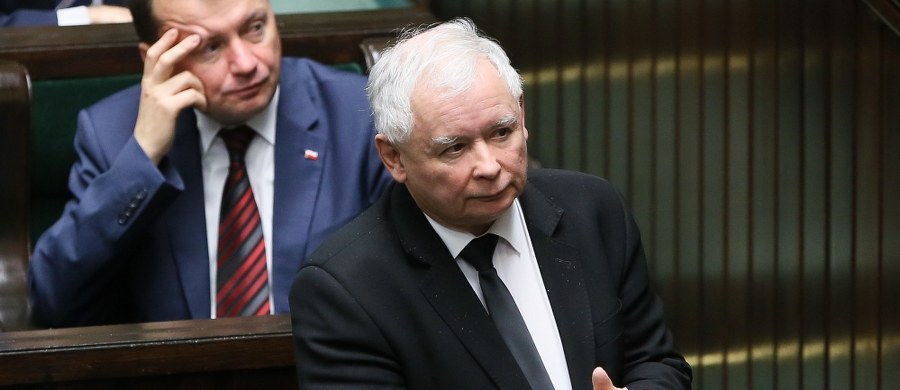 56 proc. Polaków uważa, że PiS wywiązuje się z obietnic złożonych w kampaniach wyborczych, w tym 8 proc. nie ma co do tego wątpliwości - wynika z sondażu CBOS. Przeciwnego zdania jest 37 proc., w tym 10 proc. wyraża opinię zdecydowaną. 7 proc. nie miało zdania w tej sprawie. 