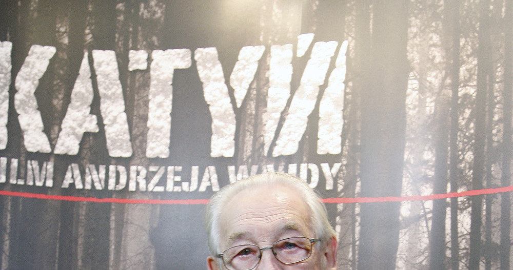 Andrzej Wajda opowiedział światu prawdę o Katyniu - podkreśla w poniedziałek niezależna rosyjska "Nowaja Gazieta". Ocenia ona, że pamięć o reżyserze wymaga spełnienia jego woli i wyjaśnienia losów jego ojca, który był wśród ofiar zbrodni katyńskiej.