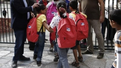 Dzieci uchodźców poszły do szkoły w towarzystwie policyjnej obstawy