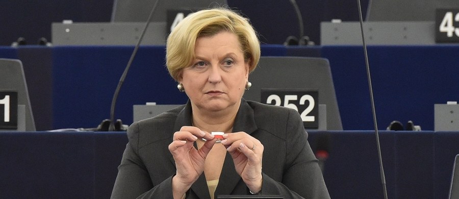 Rosja działa w sferze propagandy jak Państwo Islamskie. Komisja ds. zagranicznych Parlamentu Europejskiego przyjęła znaczą większością głosów jeden z najmocniejszych w historii PE raportów o Rosji. To raport autorstwa byłej szefowej polskiej dyplomacji, Anny Fotygi, który demaskuje rosyjską propagandę i stawia ją na równi z propagandą Państwa Islamskiego. Po przegłosowaniu w listopadzie na sesji plenarnej dokument ten stanie się stanowiskiem całego Parlamentu Europejskiego. "Politycy w UE budzą się" - skomentowała dla RMF FM, Anna Fotyga.