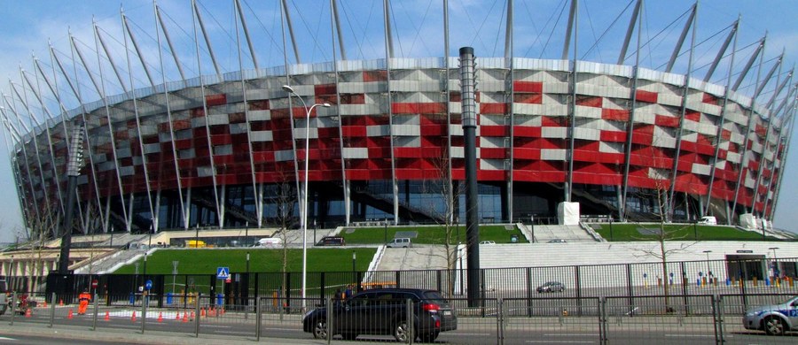 Wtorkowe spotkanie eliminacji piłkarskich mistrzostw świata 2018 Polska - Armenia w Warszawie odbędzie się prawdopodobnie pod zamkniętym dachem. Ostateczna decyzja ma zapaść przed południem w dniu meczu.
