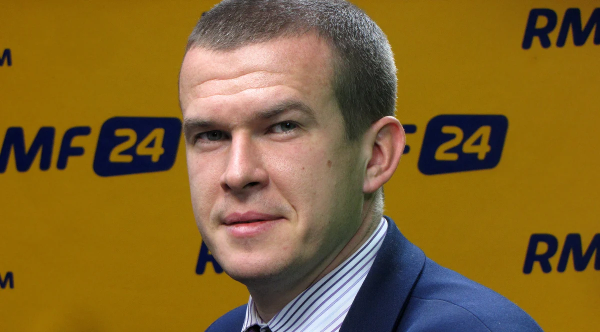 „Funkcjonariusze aparatu represji - nieważne, czy jest ich 2, 5, czy 20 - nie powinni zarządzać związkami sportowymi” - stwierdził gość Porannej rozmowy w RMF FM, minister sportu Witold Bańka pytany o plany deubekizacji polskiego sportu. Wielokrotnie podkreślał też, że chce "oczyścić polski sport". Zdementował również pogłoski o planach dotyczących rzekomej likwidacji Orlików. "To absurdalna teza. Chcemy sprawiać, żeby Orliki żyły" - stwierdził. "Nieważne jaki rezultat, ważne, że do przodu"  - mówił minister sportu pytany o mecz Polska - Armenia. "Niech będzie 3:0 dla naszych. Życzę im, żeby zagrali inteligentnie, walczyli z determinacją" – dodał w RMF FM Bańka. 
